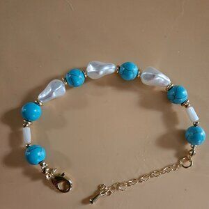 White Shell Pearl, Constituted Blue Howlite Beaded Bracelet (7-9In) in Goldtone